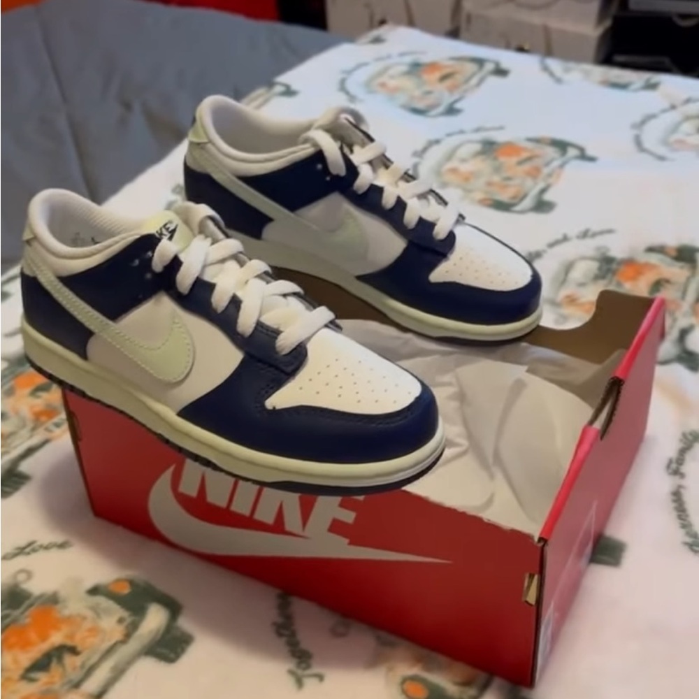 Nike kid Navy and White Sneakers - Picture 3 of 10